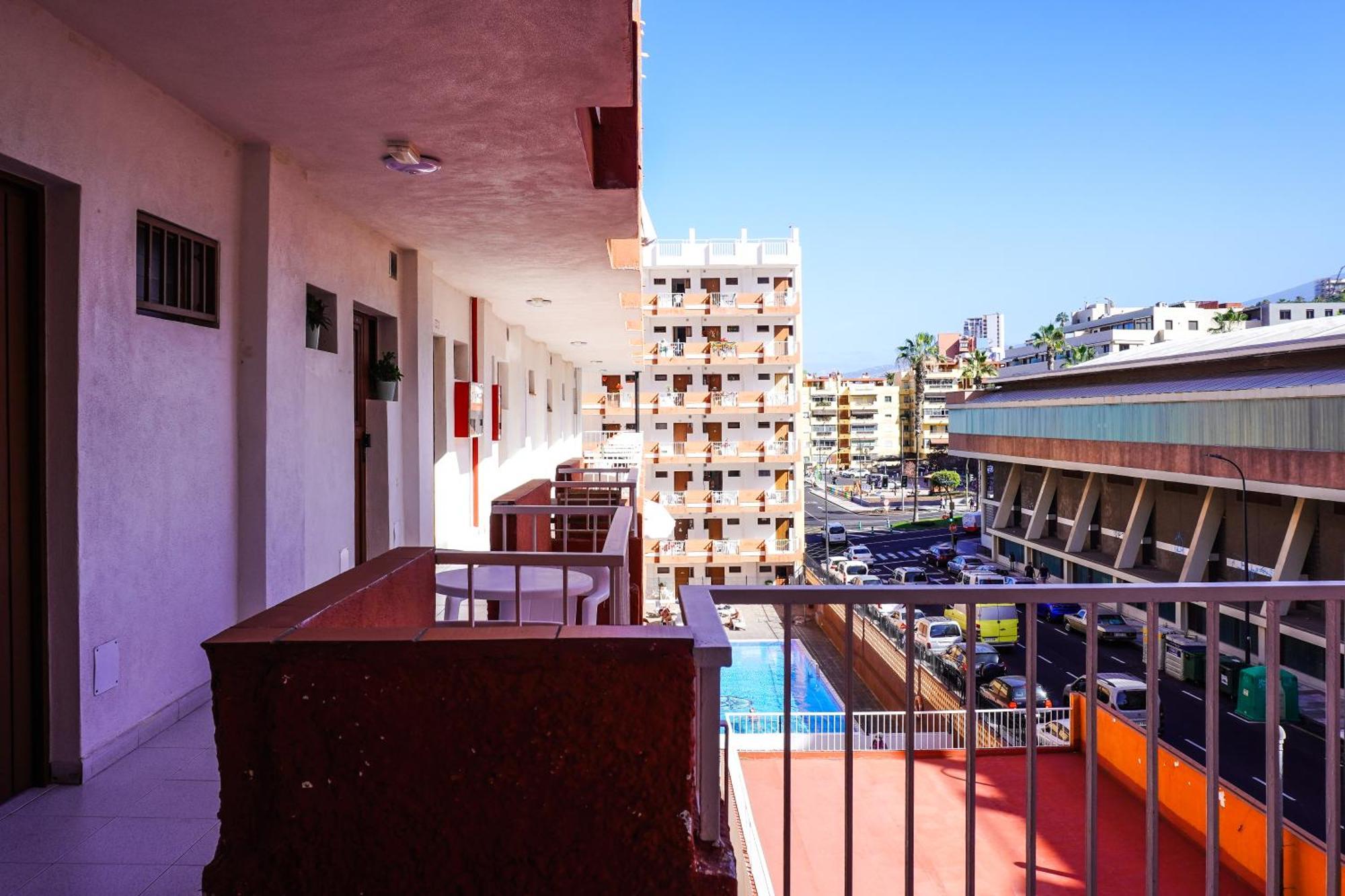 Modern Close To The With Pool Appartement